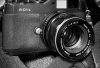 Kamera digital rangefinder Epson R-D1 dengan indikator jarum analog.