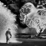 Foto dokumenter epik hitam putih karya Sebastião Salgado yang mengangkat isu sosial dan lingkungan